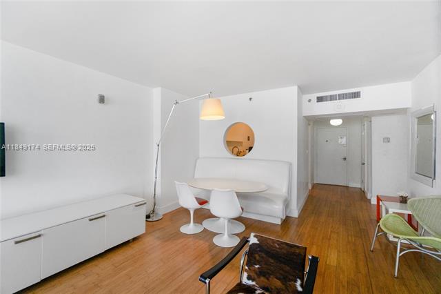 Oceanfront 1BR at 100 Lincoln Rd, South Beach photo 3