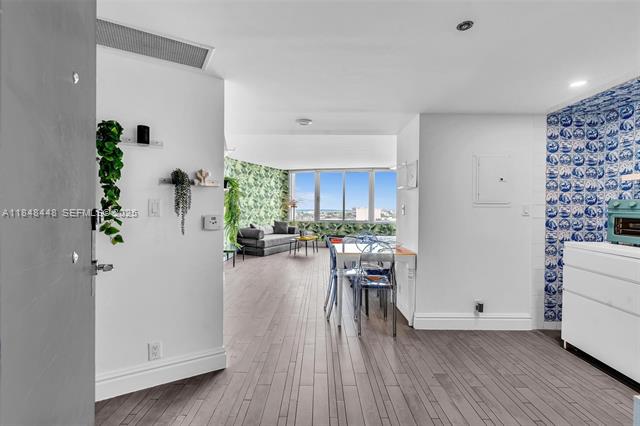Designer Studio With Sunset Bay Views At 1100 West photo 2