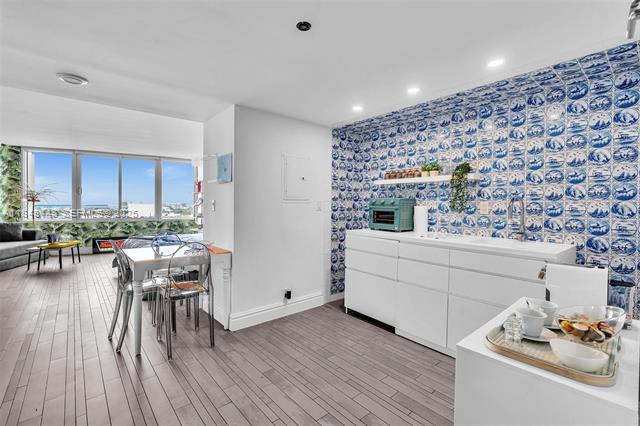 Designer Studio With Sunset Bay Views At 1100 West photo 3