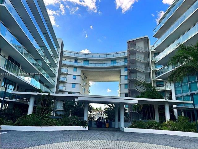 Peloro Building: Renovated 6Th Floor Bay View