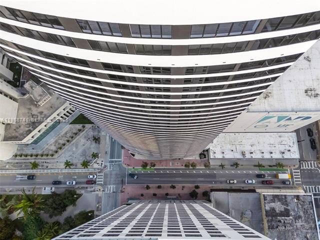 Stylish 1BR With Resort Amenities & Rooftop Bar photo 3