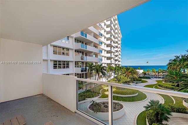 Renovated Oceanfront Studio, The Decoplage