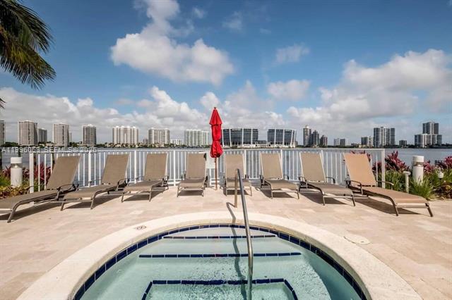 Marina Bay Club: Steps to Beach, Intracoastal View photo 3