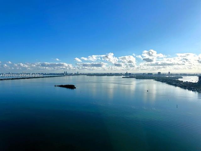 1800 Club: Bay Views, High Floor, Spacious photo 2