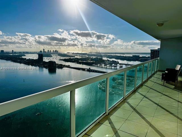 1800 Club: Bay Views, High Floor, Spacious