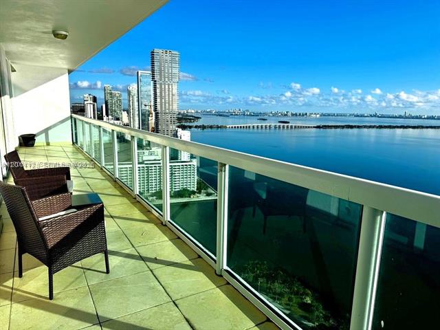 1800 Club: Bay Views, High Floor, Spacious photo 3