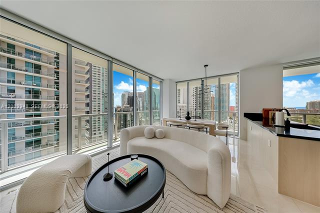 Axis Brickell: SE Corner With Panoramic Views photo 2