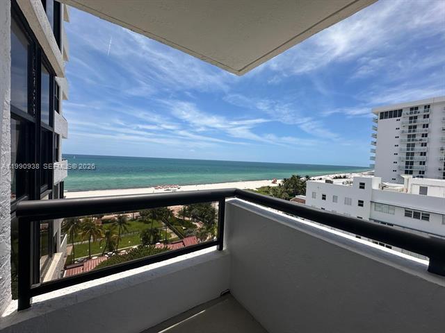 Corner Unit Ocean Views, Renovated 1BR Miami Beach