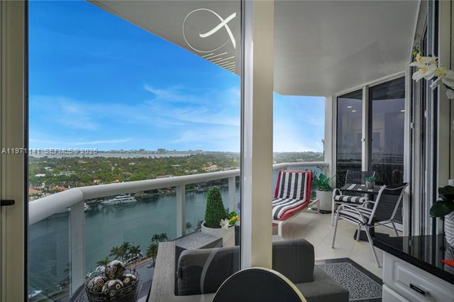Green Diamond: 1BD+Den, Intracoastal Views photo 3