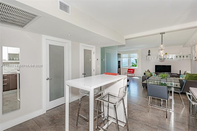 Renovated Oceanfront Studio, Roney Palace photo 2
