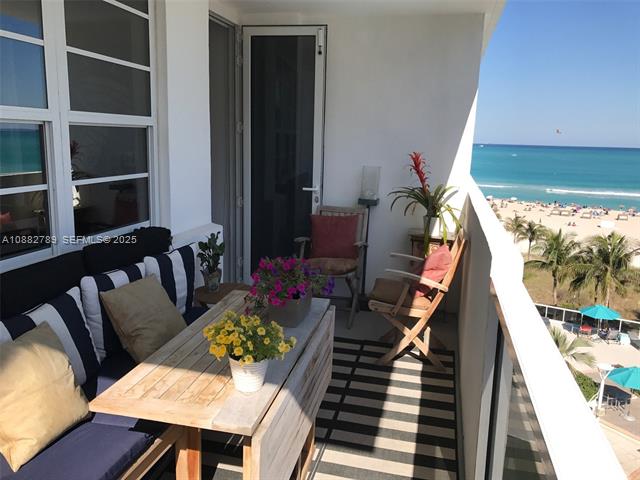 The Decoplage: Loft Ocean View With Beach Access photo 3