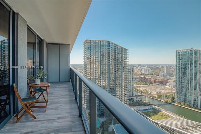 Designer 1BR With Den At SLS Lux Brickell
