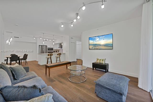 Renovated Yacht Club Condo, 5 Min To Beach