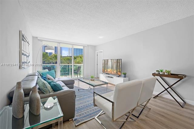 Newly Remodeled 1Br Den In Sunny Isles Beach photo 3