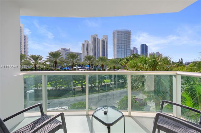 Newly Remodeled 1Br Den In Sunny Isles Beach