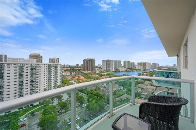 Sunny Isles Beachfront: Remodeled 1BR Den