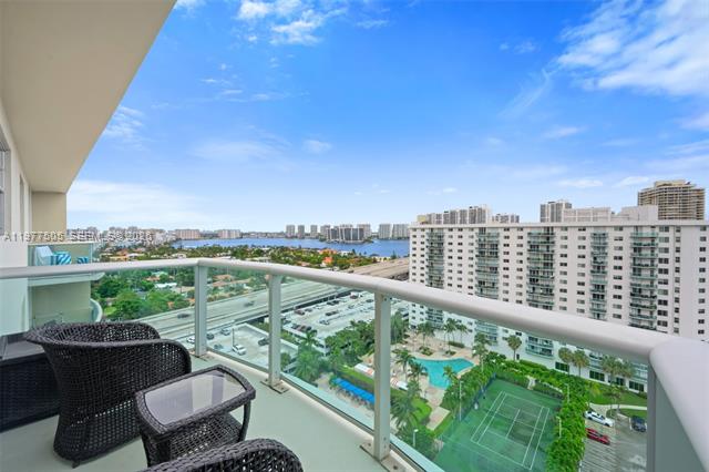 Sunny Isles Beachfront: Remodeled 1BR Den photo 2