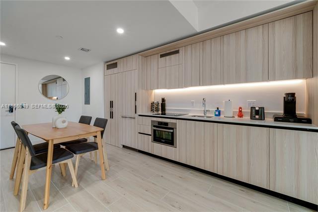 District Downtown Miami: Modern 1BR Condo