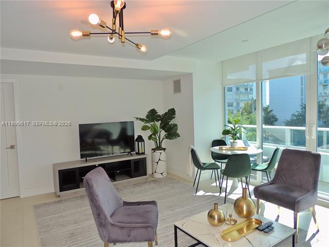 Pearl House: Modern 2BR Near Bay Harbour Shops photo 3