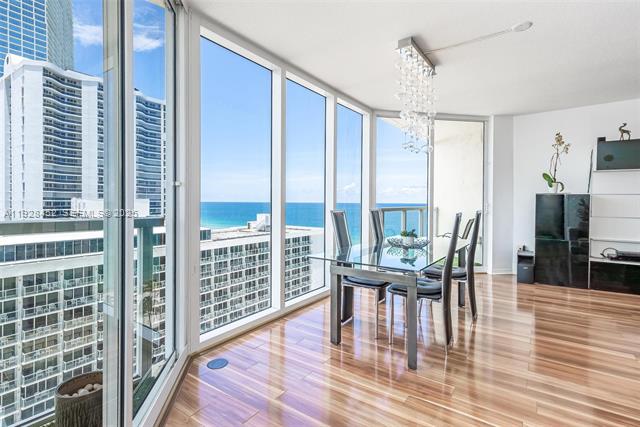 La Perla Corner With Wrap-Around Oceanfront Balcony photo 2