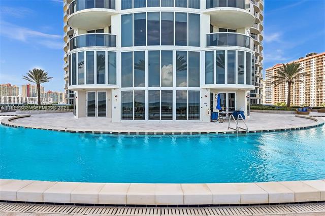 Ocean Four Luxury Oceanfront With Beach Service photo 2