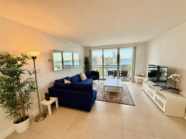 Flamingo Point Luxury: Bay Views & Resort Amenities