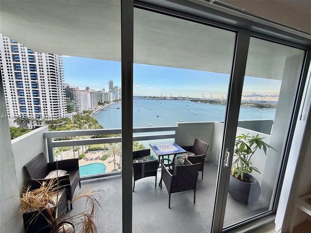 Flamingo Point Luxury: Bay Views & Resort Amenities photo 2