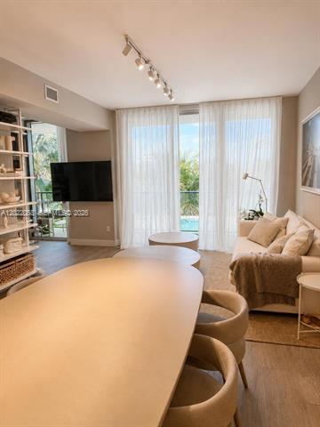 Bright 2BR With Den, Pool Views In Aventura