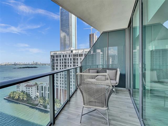 Icon Bay Corner Unit With Dual Bay Views photo 3