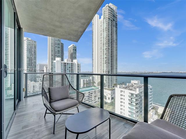 Icon Bay Corner Unit With Dual Bay Views photo 2