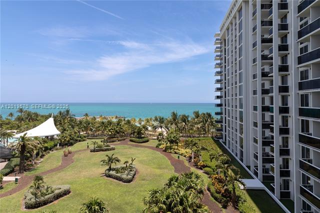 Harbour House Garden View 2BR, Steps To Beach