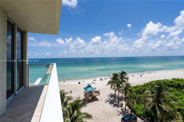 Oceanfront La Perla: 2BR Den, Direct Views photo 2