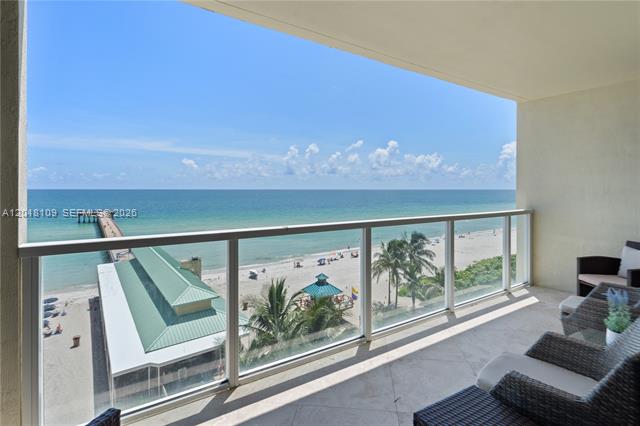 Oceanfront La Perla: 2BR Den, Direct Views