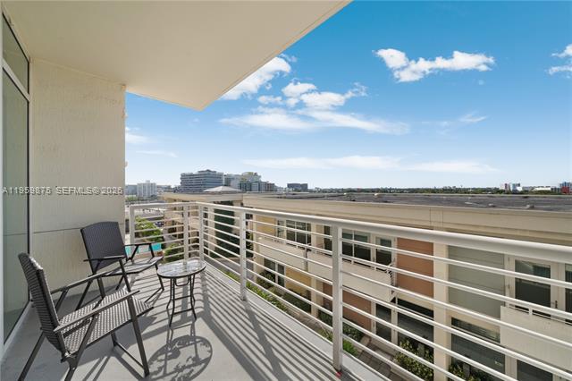 Sleek Midblock Miami Condo With Pool