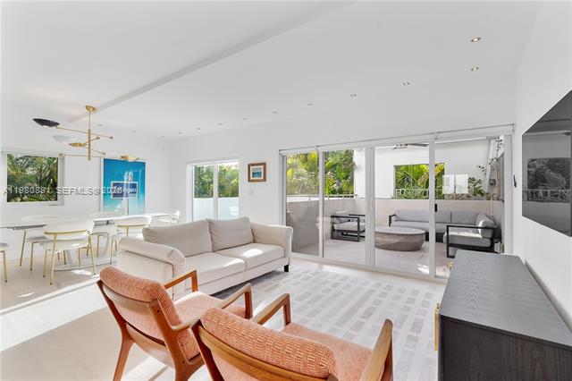 Corner Loft With Waterfall Kitchen in South Beach photo 2