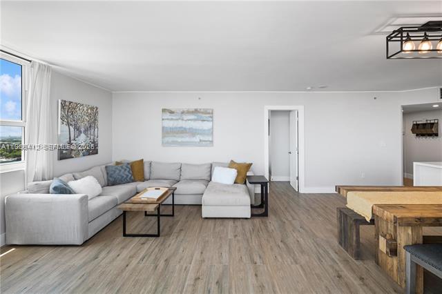 Yacht Club Portofino: High-Floor Corner With Bay Views photo 3