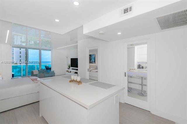 Roney Palace Studio With Ocean & Pool Views photo 2