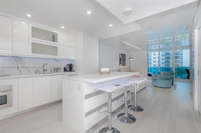 Roney Palace Studio With Ocean & Pool Views