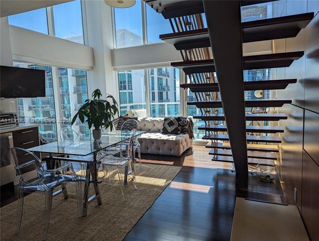 Lower Penthouse Corner w/3 Terraces