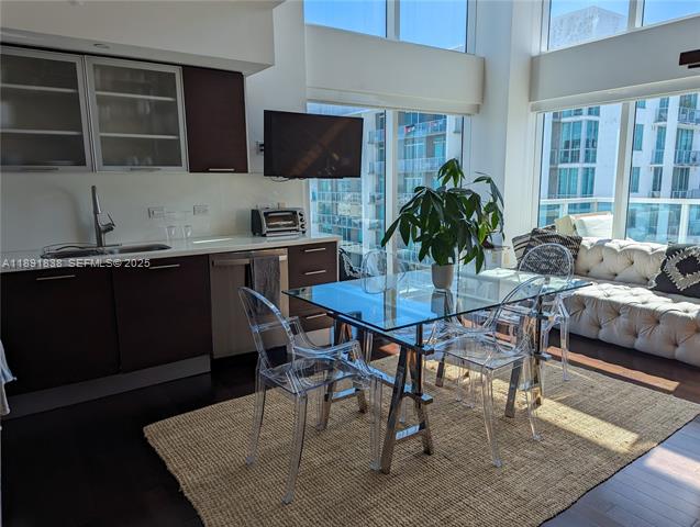 Lower Penthouse Corner w/3 Terraces photo 3