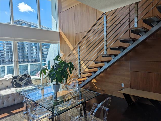 Lower Penthouse Corner w/3 Terraces photo 2