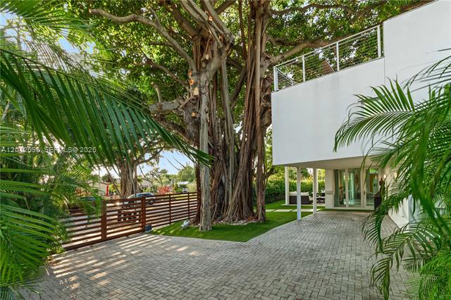 Casa Blanca: Modernist Home With Rooftop Skyline Views