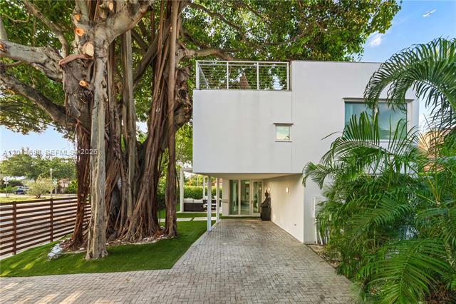 Casa Blanca: Modernist Home With Rooftop Skyline Views photo 2