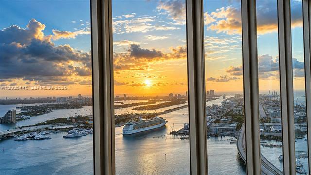 Lower Penthouse With Sunrise/Sunset Views photo 3