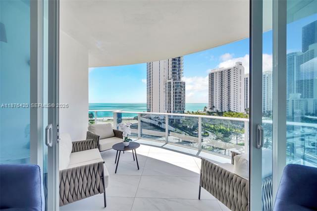 Aurora Corner Condo: Ocean Views & Balconies