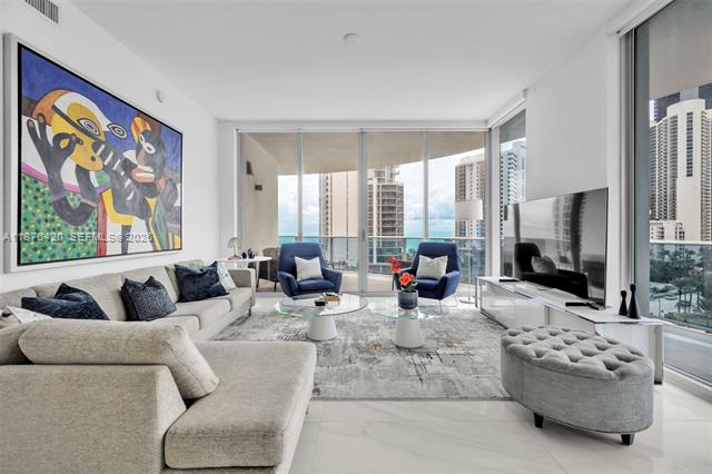 Aurora Corner Condo: Ocean Views & Balconies photo 3