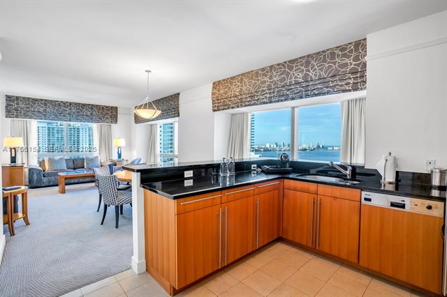 Four Seasons Top Floor With Bay Views