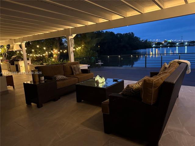 Waterfront Estate With Lake, Pool & Guest Suite photo 3