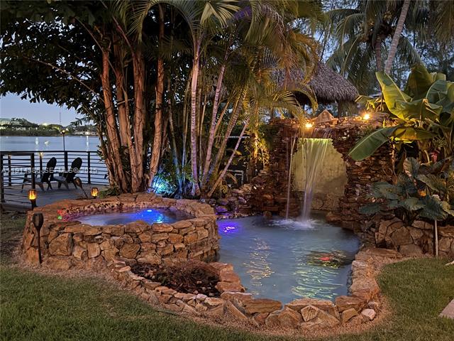 Waterfront Estate With Lake, Pool & Guest Suite
