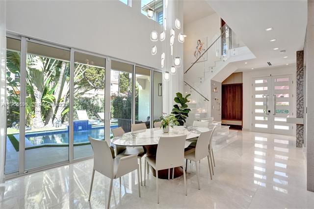 Corner Luxury Villa With Pool, Gym & Office photo 3